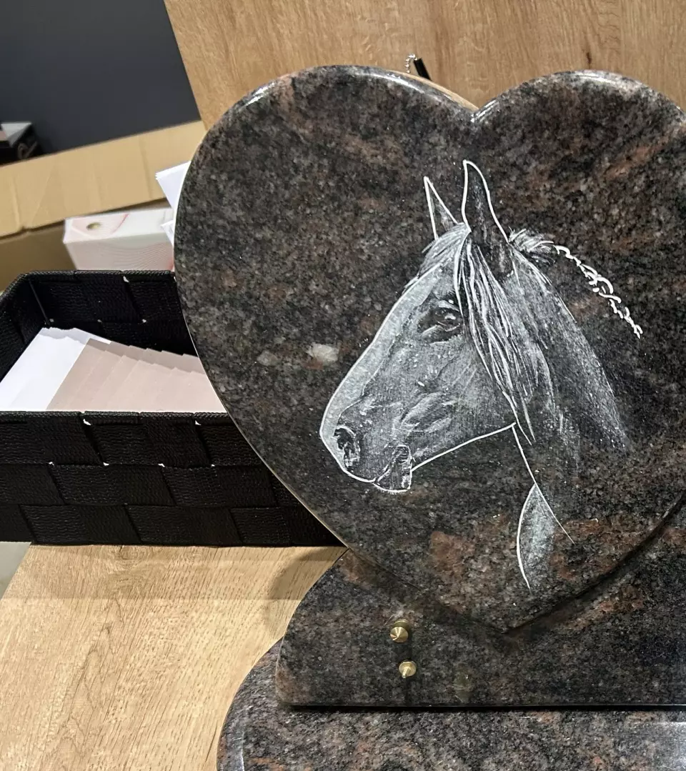 Plaque en forme de cœur gravée d'une tête de cheval en fin dégradé de gris