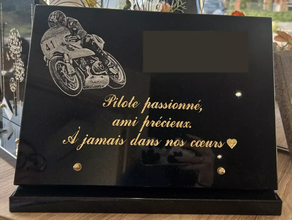 Plaque en granit noir gravée d'un pilote de moto de course, dédicace dorée à un passionné